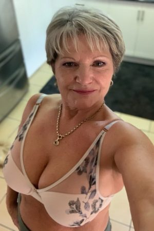 Échanges légers et rires partagés… Elina - rencontre-Cougar-Bordeaux