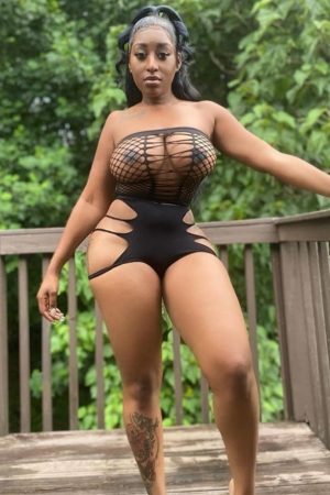 Peau noir et pas de tabou Aïda - rencontre-Naturiste-Annemasse